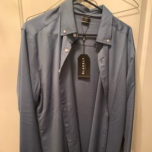 Men’s blue fitted button up shirt